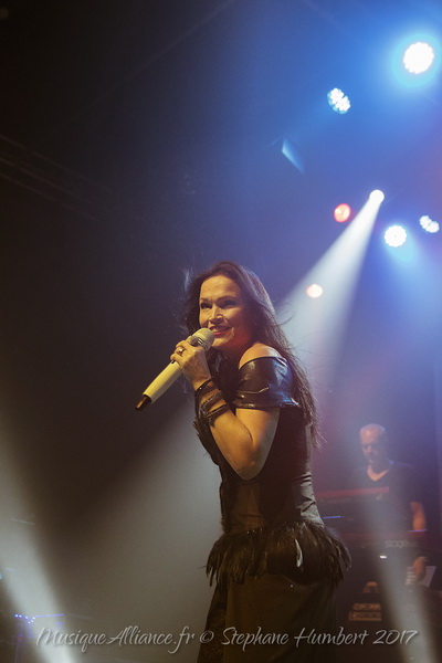 Tarja dans une salle de concert au Luxembourg