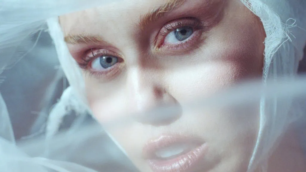 Miley Cyrus ressort Something Beautiful (Deluxe Edition) avec deux nouveaux titres