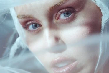Miley Cyrus ressort Something Beautiful (Deluxe Edition) avec deux nouveaux titres