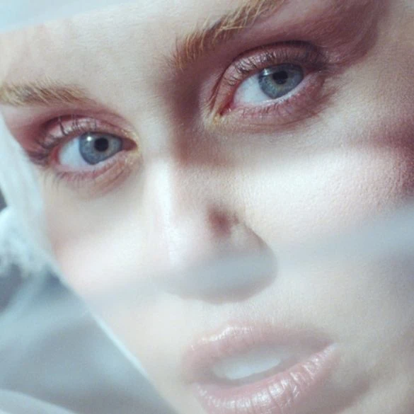 Miley Cyrus ressort Something Beautiful (Deluxe Edition) avec deux nouveaux titres