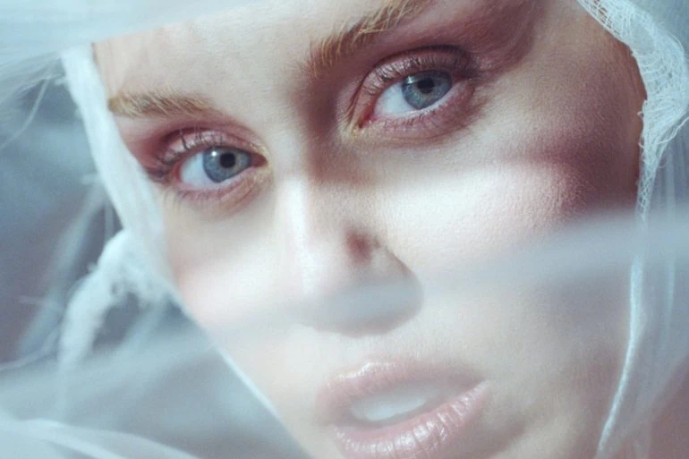 Miley Cyrus ressort Something Beautiful (Deluxe Edition) avec deux nouveaux titres