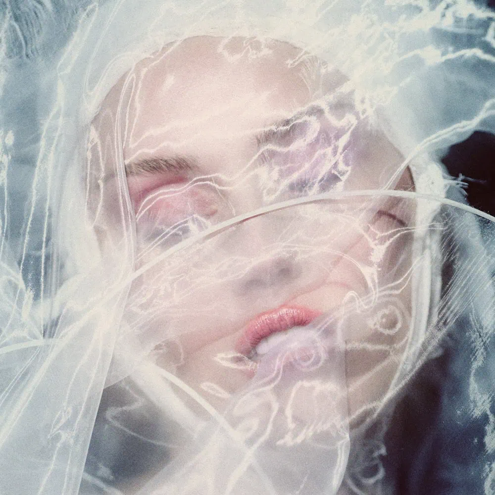 Miley Cyrus ressort Something Beautiful (Deluxe Edition) avec deux nouveaux titres