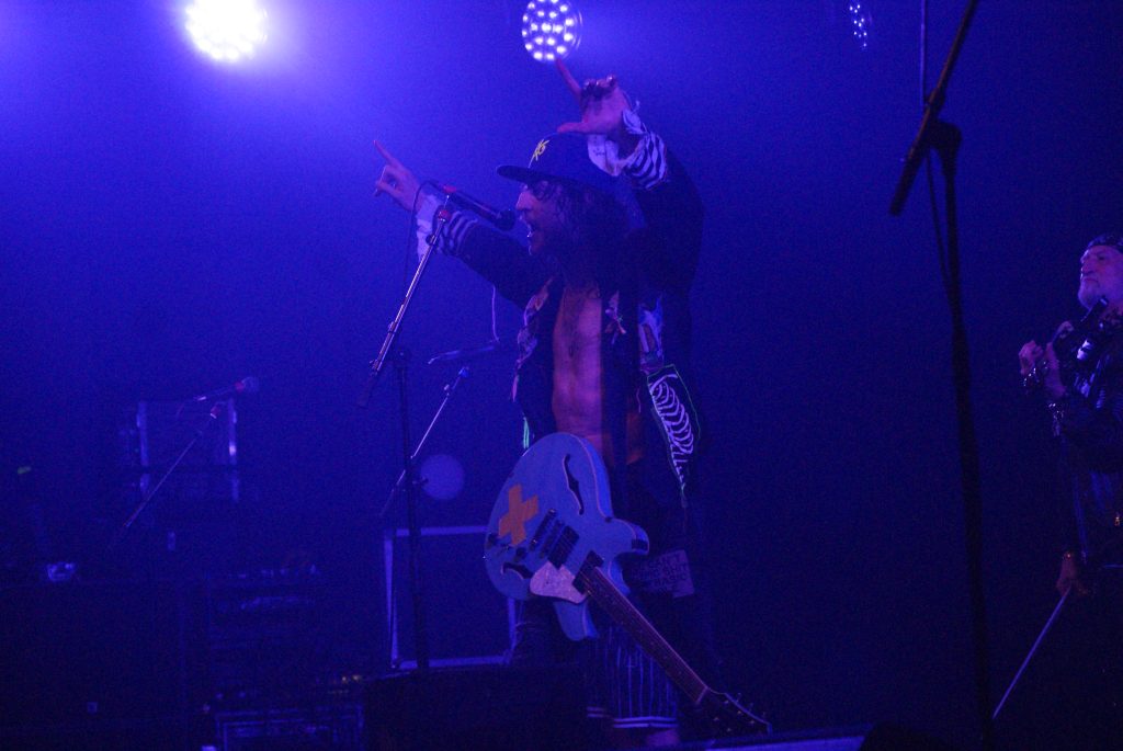 Gogol Bordello embrase le Stéréolux , Split Dogs en éclaireurs survoltés