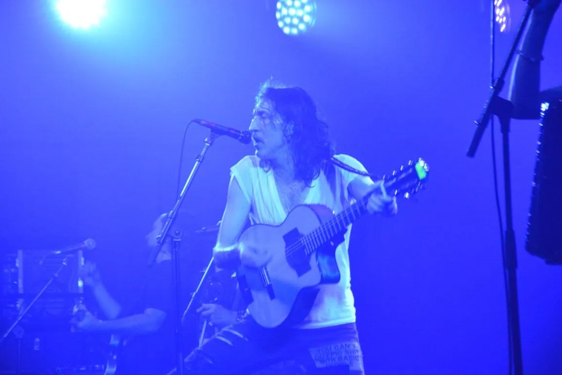 Gogol Bordello embrase le Stéréolux , Split Dogs en éclaireurs survoltés