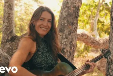 Clip musical All The Things de Caroline Jones