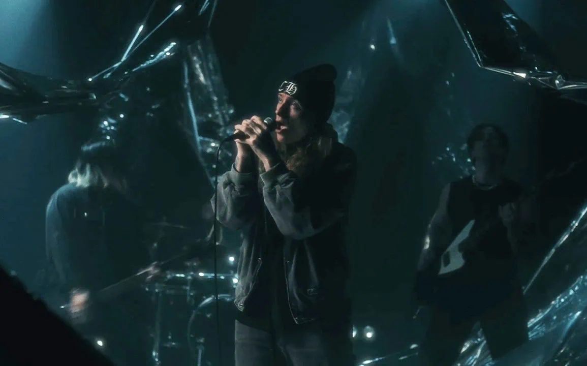 Catch Your Breath : Le clip officiel de Dark