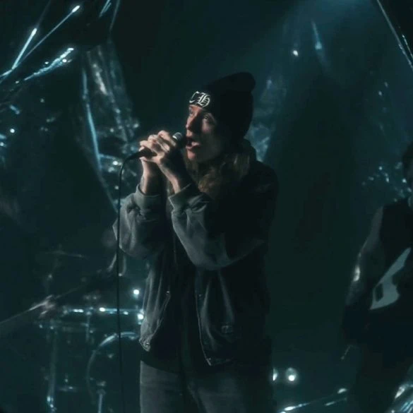 Catch Your Breath : Le clip officiel de Dark