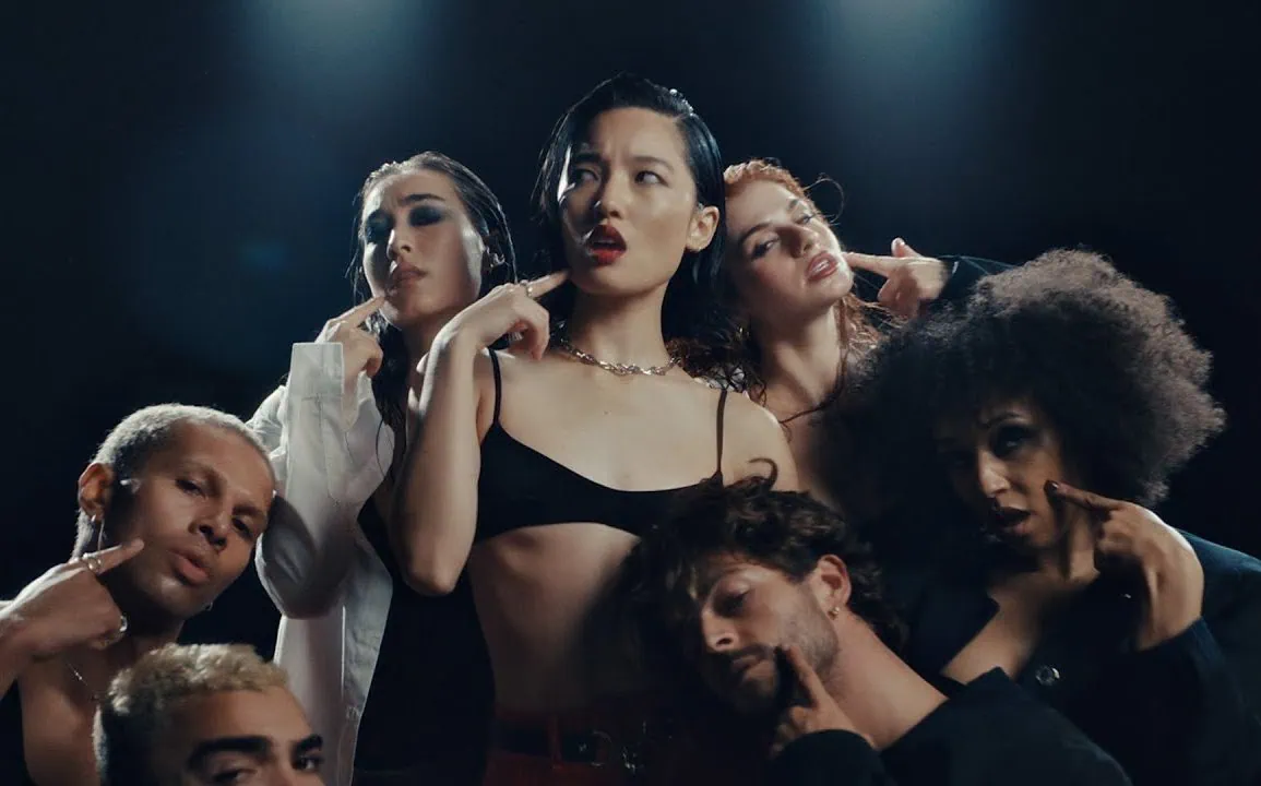 Chloe Qisha dévoile le clip de So Sad So Hot