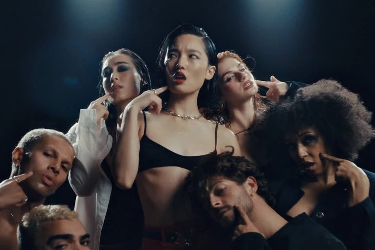 Chloe Qisha dévoile le clip de So Sad So Hot 14 Chloe Qisha dévoile le clip de So Sad So Hot