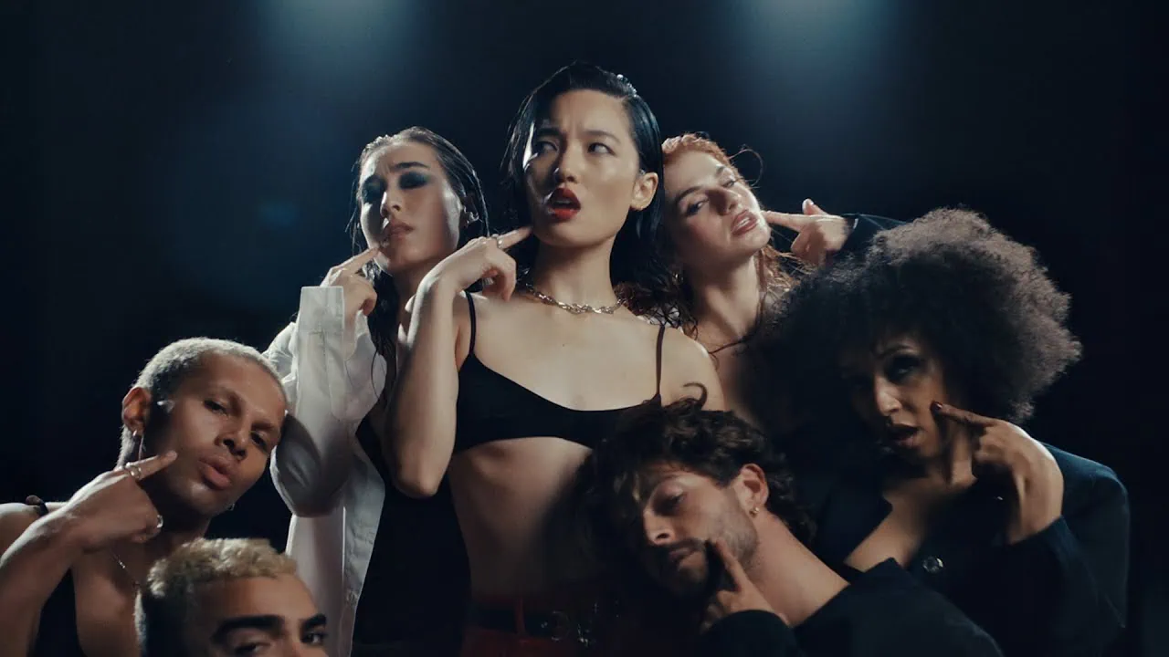 Chloe Qisha dévoile le clip de So Sad So Hot