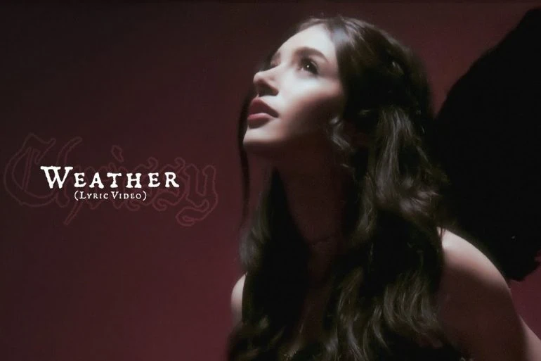 Chrissy Costanza dévoile son single solo Weather 14 Chrissy Costanza dévoile son single solo Weather