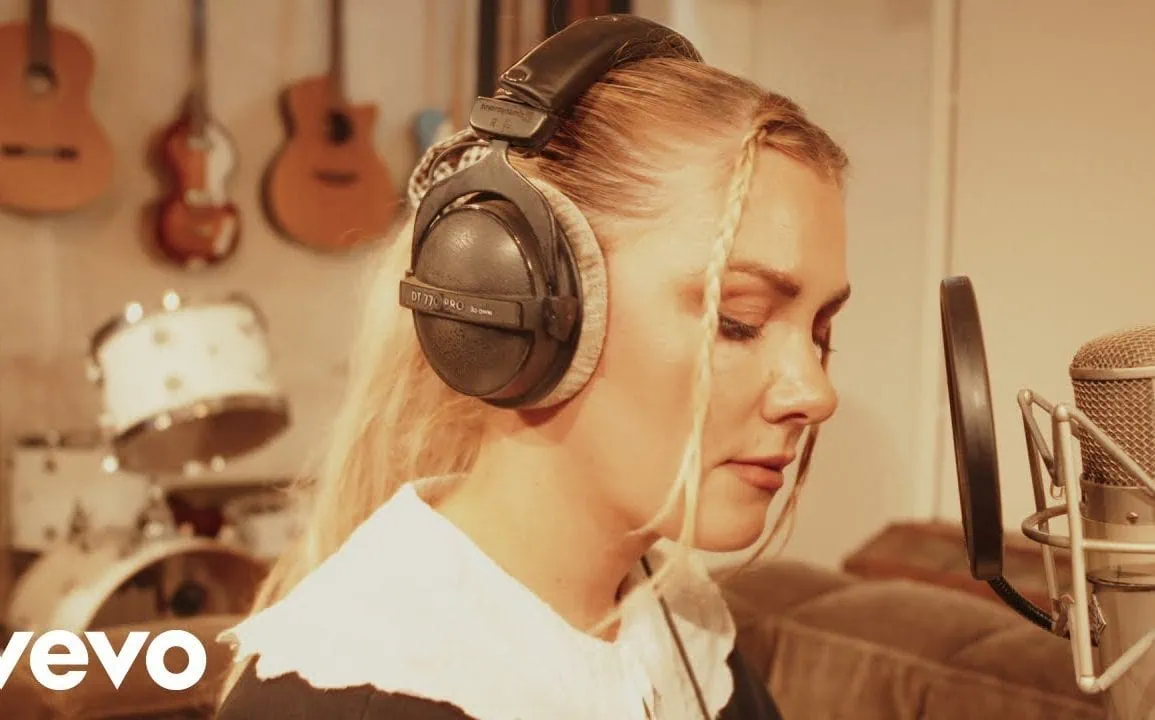 Clara Mae présente No Jolene en performance studio