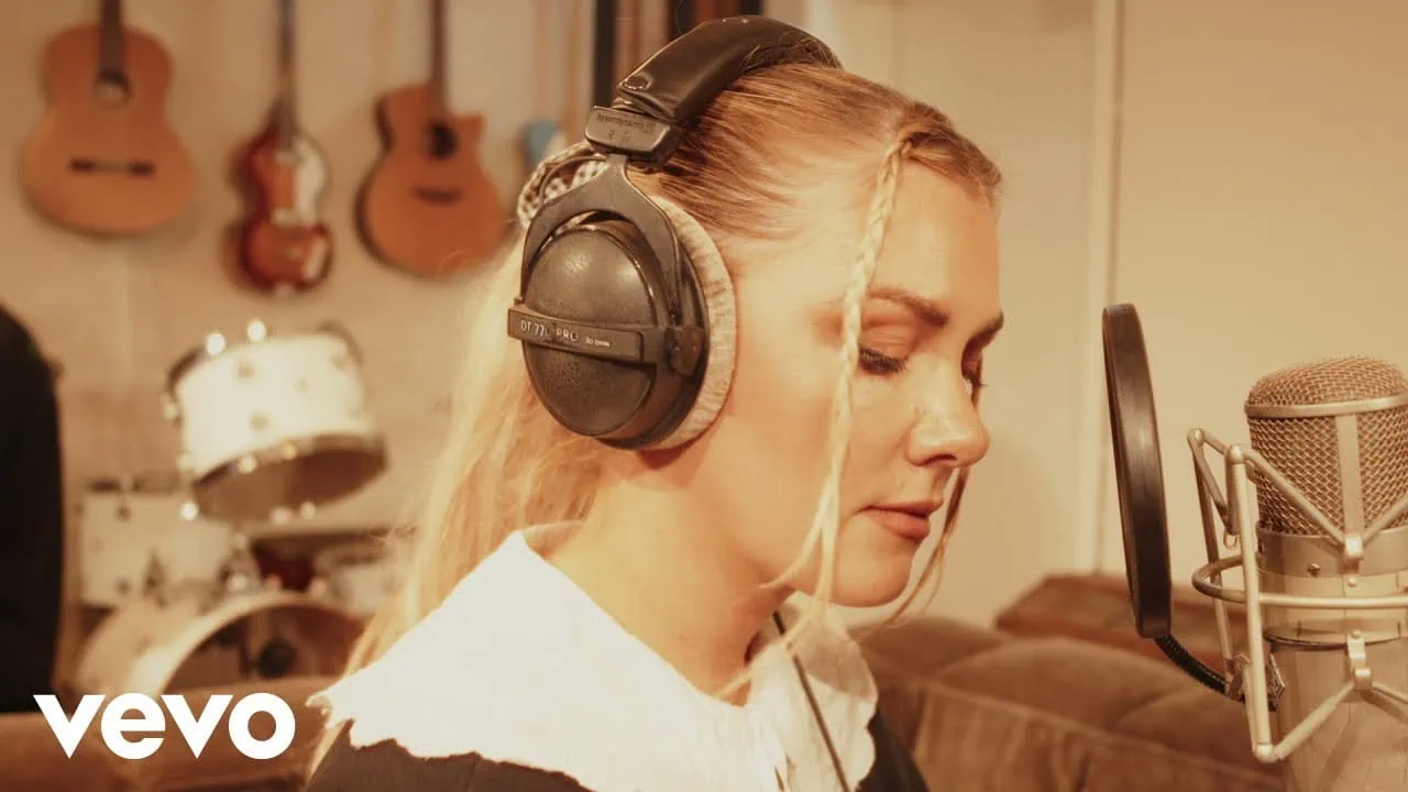 Clara Mae présente No Jolene en performance studio