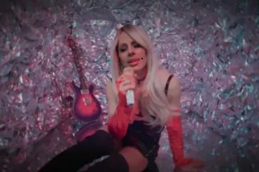 Orianthi dévoile le clip de Dark Days Are Gone