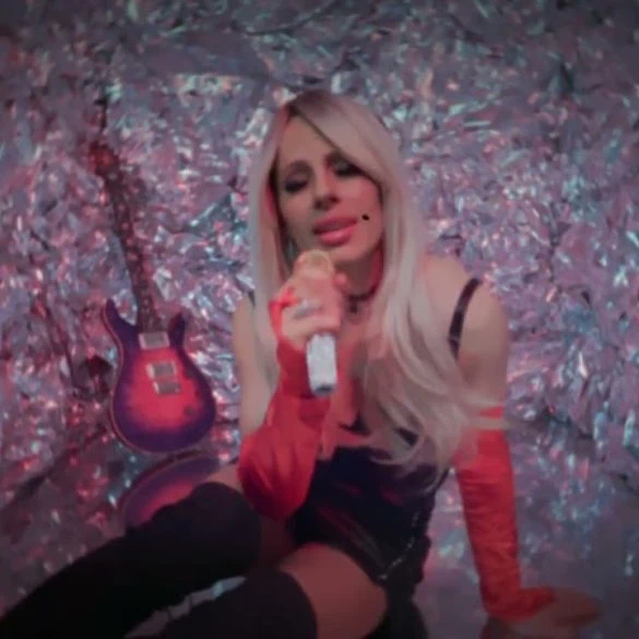 Orianthi dévoile le clip de Dark Days Are Gone