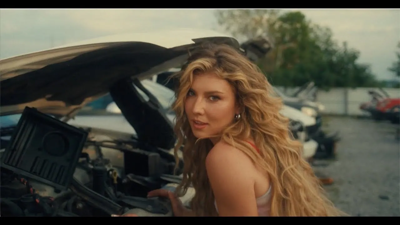 Dasha dévoile le clip officiel de Work On Me