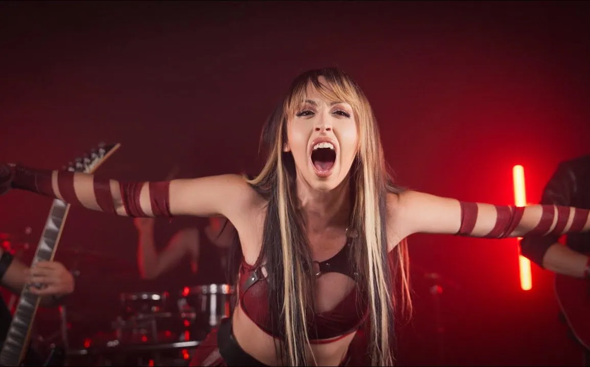 Elettra Storm dévoile le clip de Hero Among Heroes