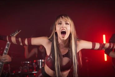 Elettra Storm dévoile le clip de Hero Among Heroes