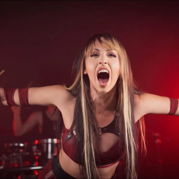 Elettra Storm dévoile le clip de Hero Among Heroes