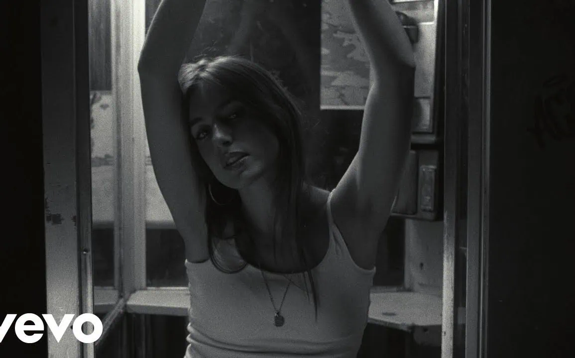 Elle Coves dévoile le clip de Hit Me Where It Hurts