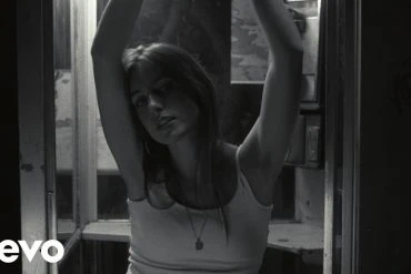 Elle Coves dévoile le clip de Hit Me Where It Hurts