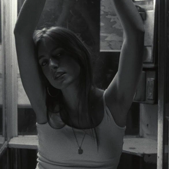 Elle Coves dévoile le clip de Hit Me Where It Hurts