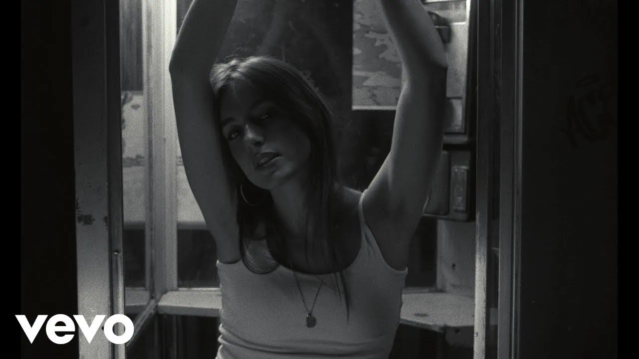 Elle Coves dévoile le clip de Hit Me Where It Hurts