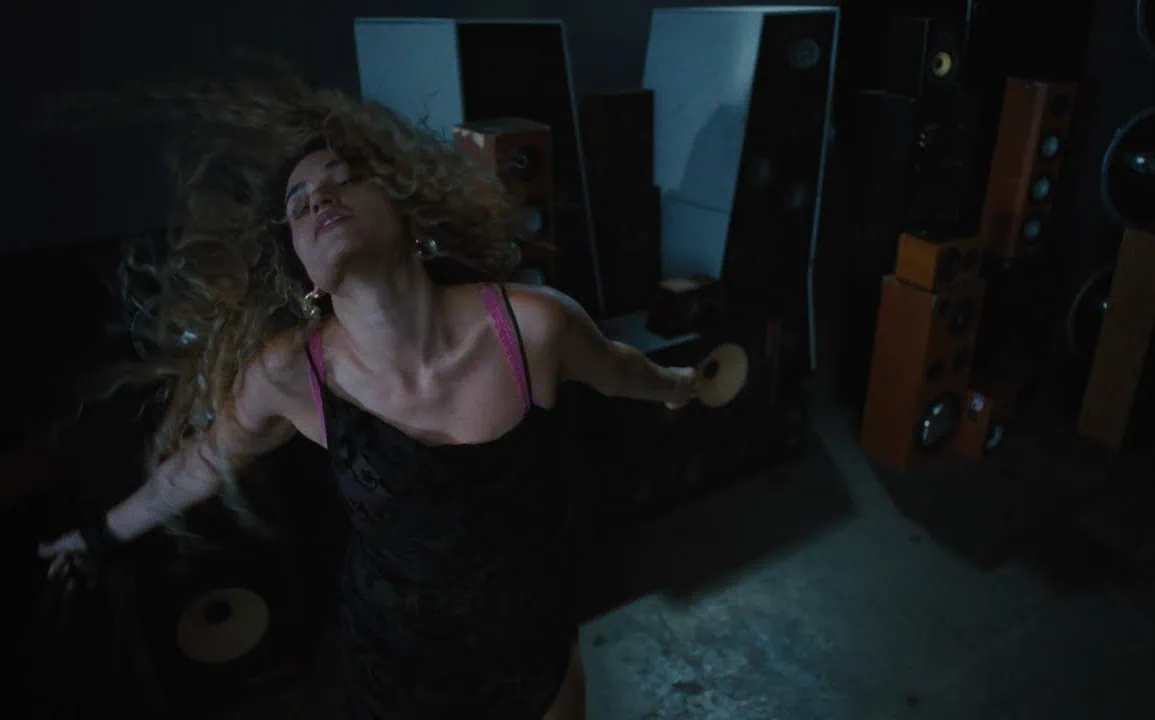 Empress Of dévoile Blasting Through the Speakers – Clip