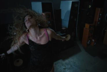 Empress Of dévoile Blasting Through the Speakers – Clip