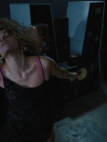 Empress Of dévoile Blasting Through the Speakers – Clip 4 Empress Of dévoile Blasting Through the Speakers – Clip