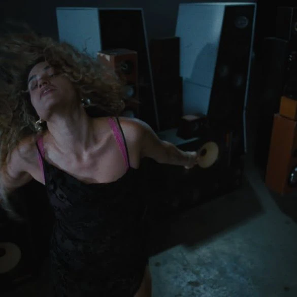 Empress Of dévoile Blasting Through the Speakers – Clip