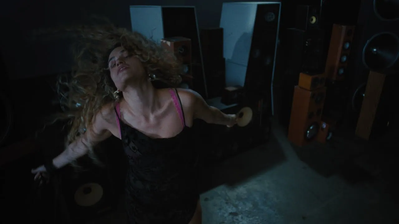 Empress Of dévoile Blasting Through the Speakers – Clip