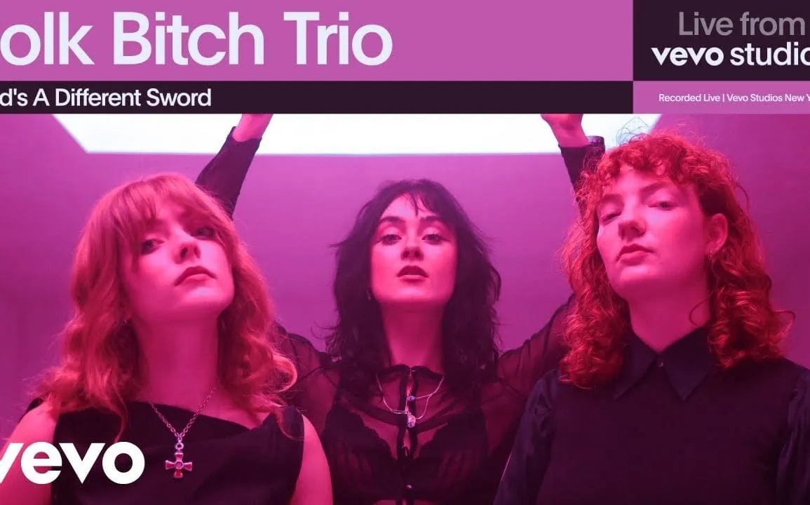 Folk Bitch Trio dévoile "God's A Different Sword" en live