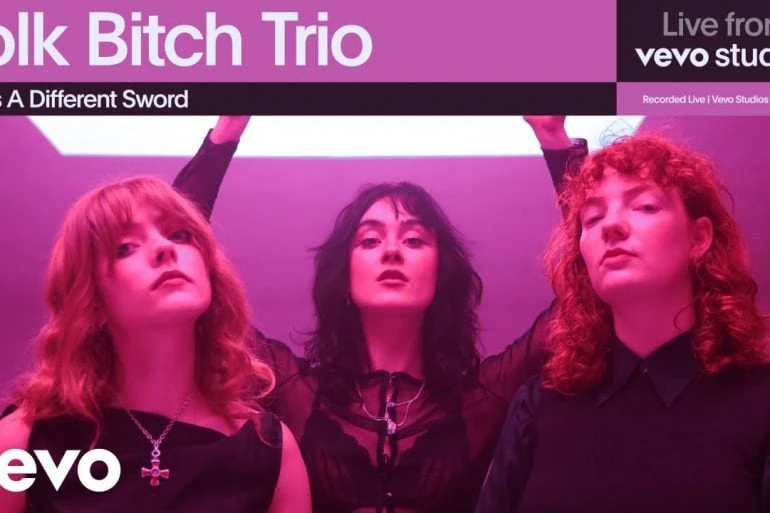 Folk Bitch Trio dévoile "God's A Different Sword" en live 14 Folk Bitch Trio dévoile "God's A Different Sword" en live
