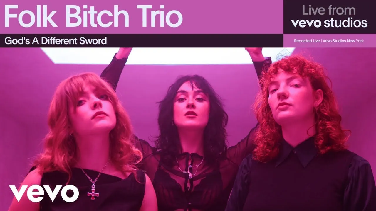 Folk Bitch Trio dévoile "God's A Different Sword" en live