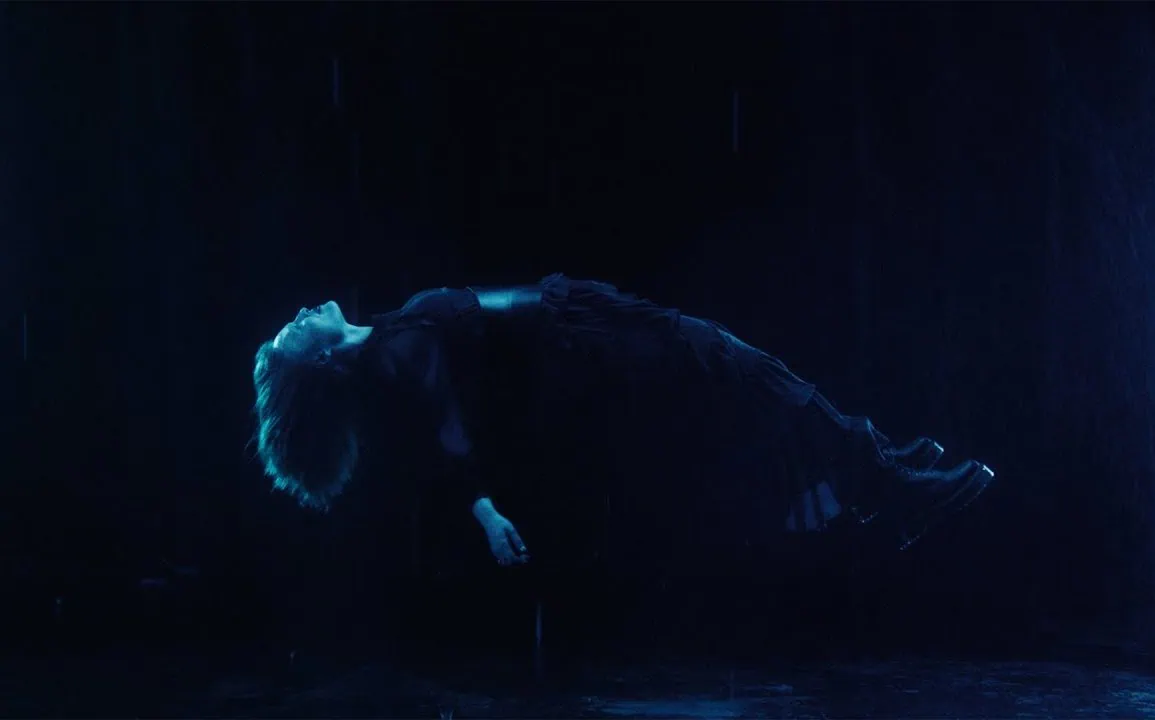 Freya Ridings dévoile Wicker Woman et annonce son prochain album