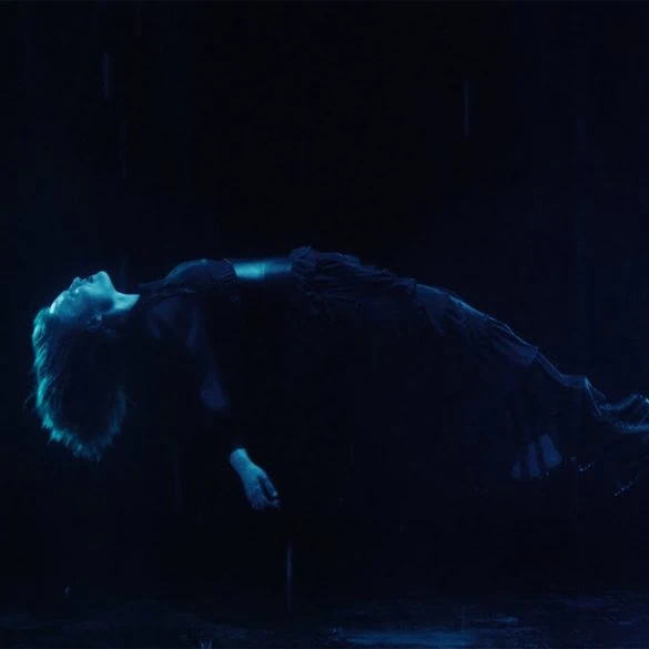 Freya Ridings dévoile Wicker Woman et annonce son prochain album