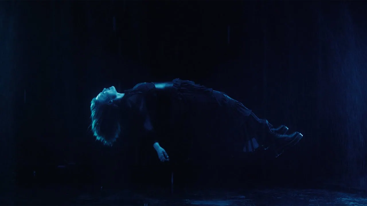 Freya Ridings dévoile Wicker Woman et annonce son prochain album