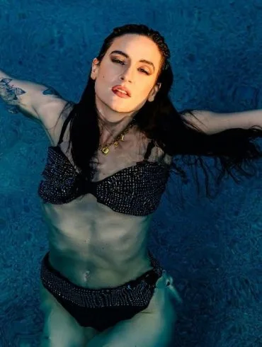 Jessie Frye dévoile son nouveau morceau Night Swim – Clip 12 Jessie Frye dévoile son nouveau morceau Night Swim – Clip