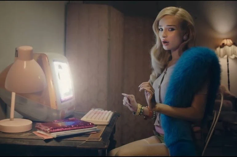 Kim Petras dévoile le clip officiel de son single I Like Ur Look 6 Kim Petras dévoile le clip officiel de son single I Like Ur Look