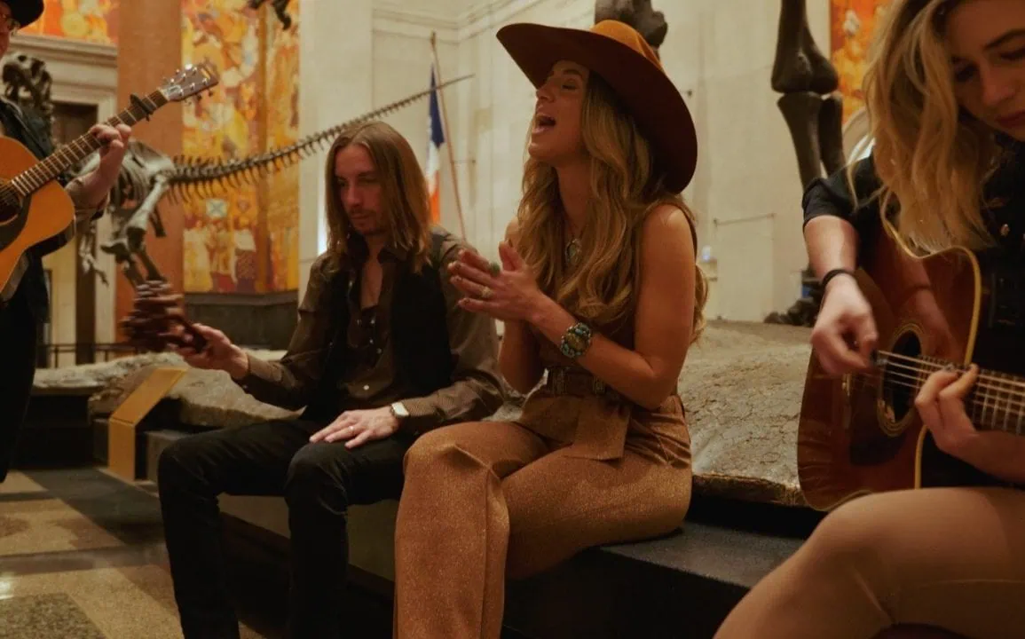 Lainey Wilson interprète Devil Don't Go There en version acoustique