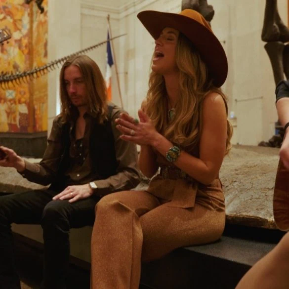 Lainey Wilson interprète Devil Don't Go There en version acoustique