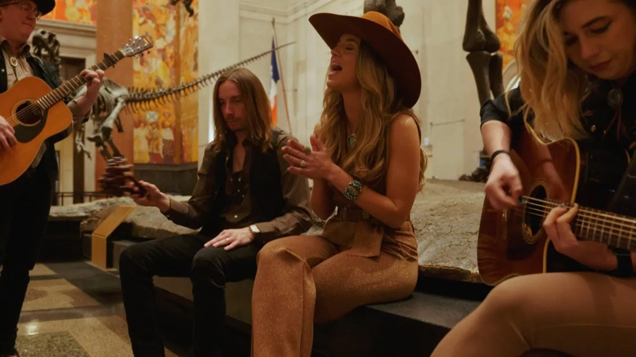 Lainey Wilson interprète Devil Don't Go There en version acoustique