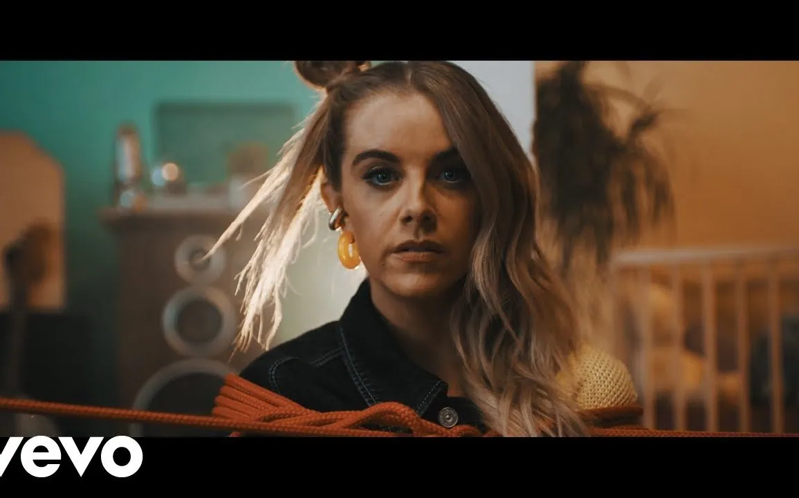 Lindsay Ell dévoile le visualizer de son titre Fence sitter