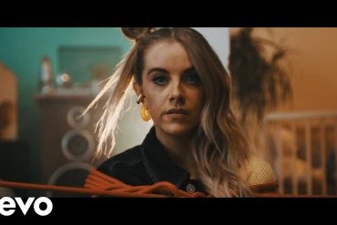 Lindsay Ell dévoile le visualizer de son titre Fence sitter