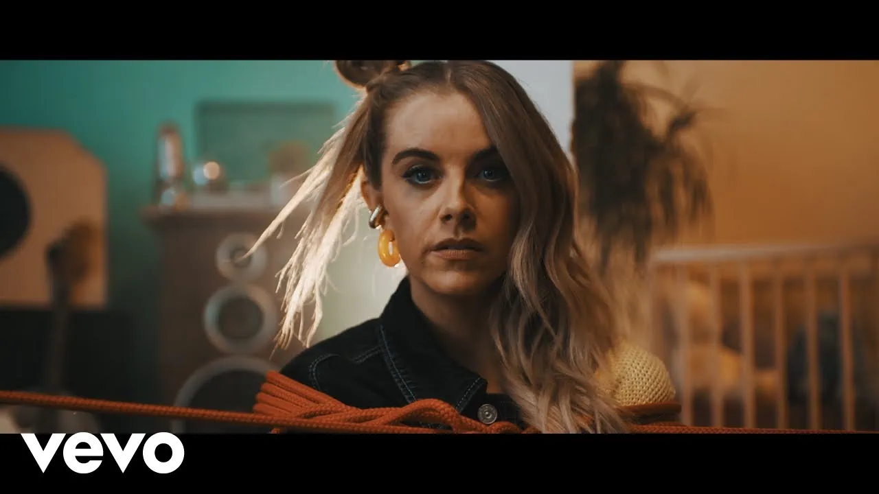 Lindsay Ell dévoile le visualizer de son titre Fence sitter