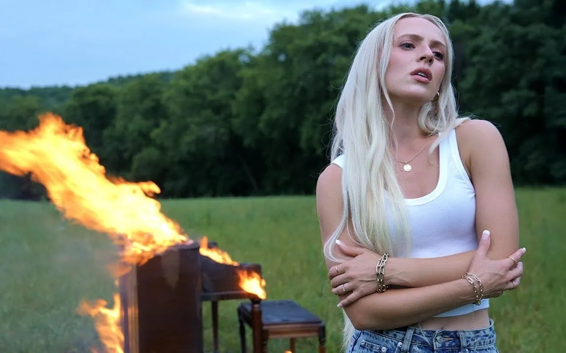 Madilyn Bailey dévoile le clip de Walk Through Fire