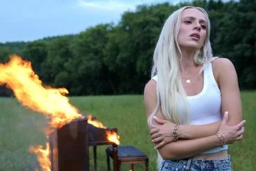 Madilyn Bailey dévoile le clip de Walk Through Fire
