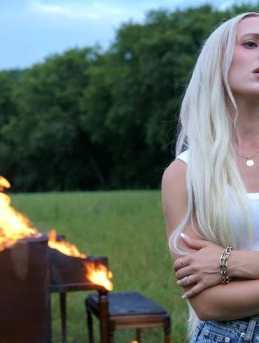 Madilyn Bailey dévoile le clip de Walk Through Fire 12 Madilyn Bailey dévoile le clip de Walk Through Fire