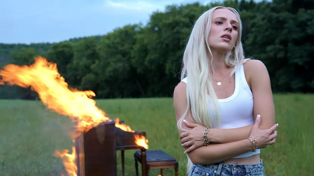 Madilyn Bailey dévoile le clip de Walk Through Fire